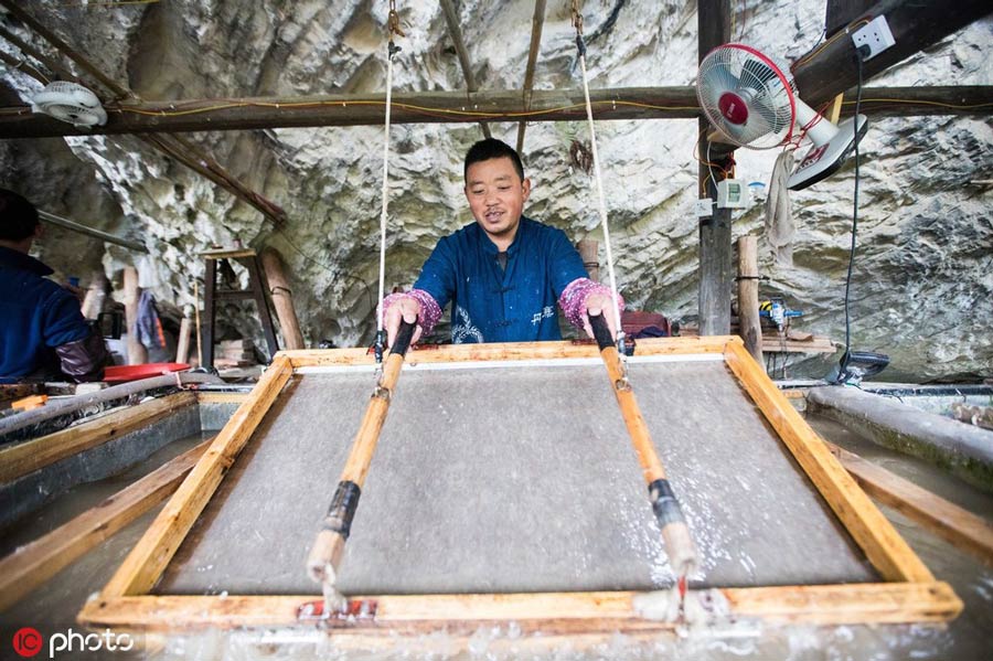 紙すきをする職人（東方IC が畫像の著作権所有。転載禁止）。