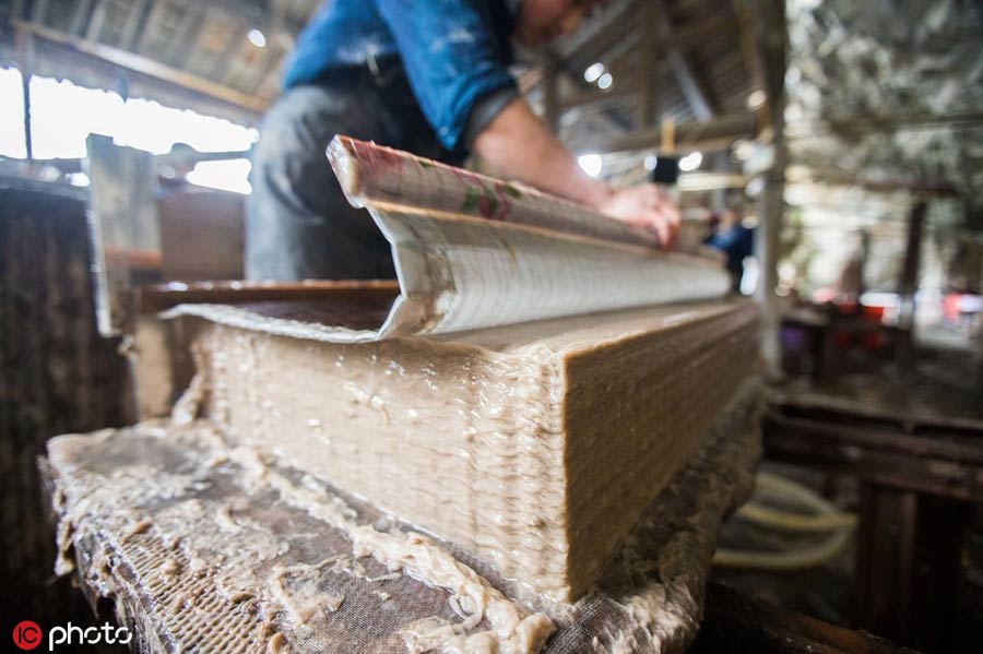 貴州省の民蕓紙技術(shù)「古法造紙」人気で月収8萬円以上、出稼ぎ不要に