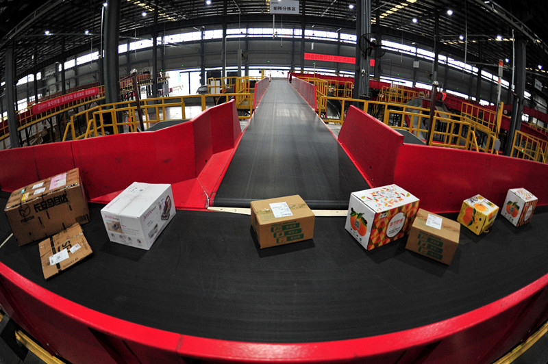 2019年1月29日、宅配企業(yè)?順豊快遞?湖北省宜昌市夷陵區(qū)配送センターでは、中國各地から屆いた荷物が2つのメインラインと、4つのサブライン、6つの小物処理機(jī)、13臺のピッキング臺で、スマート自動化分類されていた。これらの荷物は宜昌市の各県?市（區(qū)）、恩施地區(qū)へ配送される（寫真提供?人民図片）。