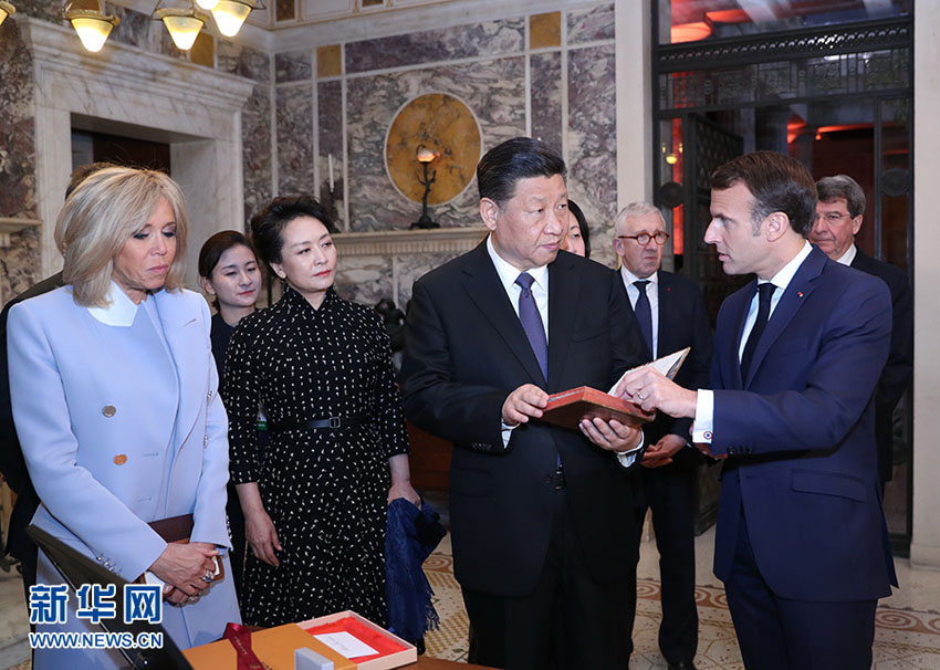 習(xí)近平國家主席、マクロン大統(tǒng)領(lǐng)から貴重なギフト受け取る