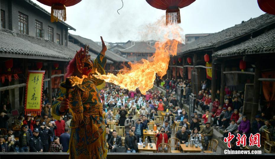 四川省犍為県羅城古鎮(zhèn)で、素晴らしい民俗文化パフォーマンスを披露した四川省に伝わる古典劇の「川劇」を愛(ài)するパフォーマーたち（3月26日撮影?劉忠俊）。