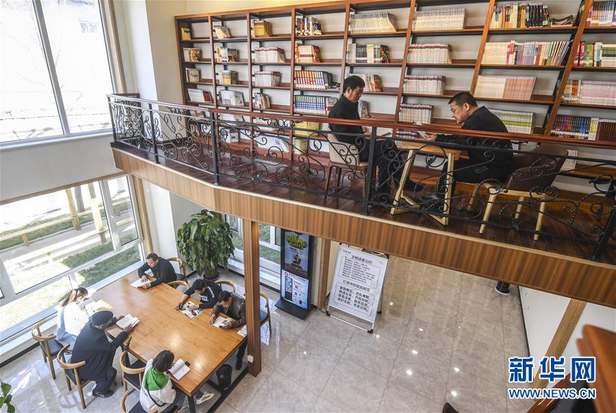 3月25日、ブックハウスで読書する村民 （撮影?李暁果）。