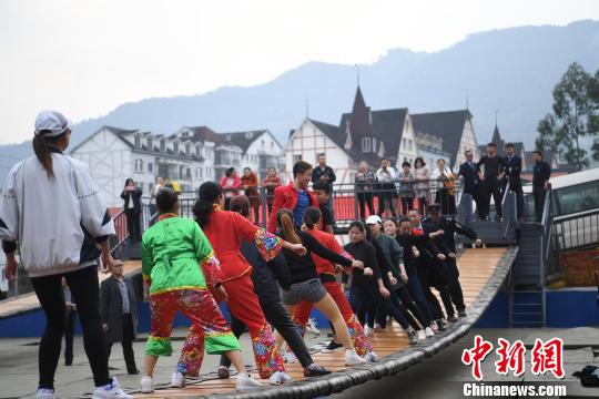 揺られに揺られてストレス解消？ネットで人気のつり橋　重慶