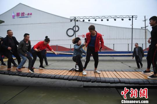 揺られに揺られてストレス解消？ネットで人気のつり橋　重慶