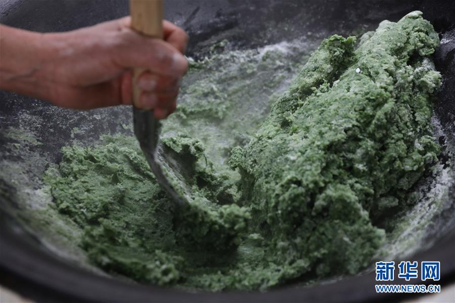 爽やかなヨモギの香り楽しむ伝統(tǒng)的な食べ物「清明果」　浙江省杭州市