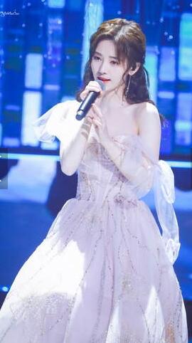 ふんわりドレスで熱唱する「4000年に一人の美少女」の畫像公開