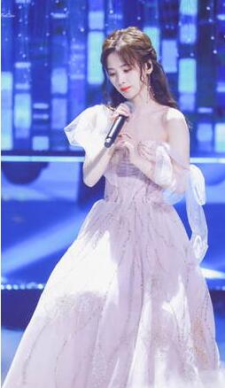 ふんわりドレスで熱唱する「4000年に一人の美少女」の畫像公開