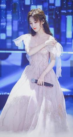 ふんわりドレスで熱唱する「4000年に一人の美少女」の畫像公開