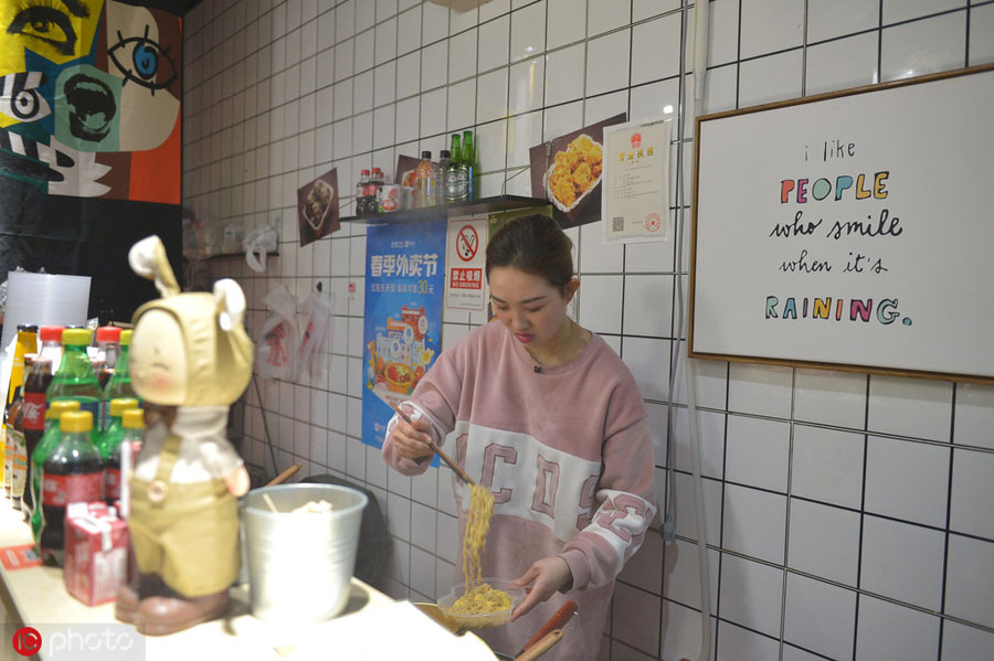 キャビンアテンダントを辭めてフライドチキンショップを開(kāi)いた美人店長(zhǎng)　