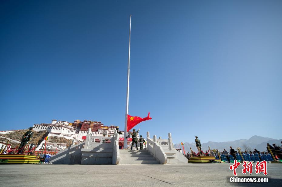 西蔵民主改革60周年を記念してポタラ宮広場で國旗掲揚