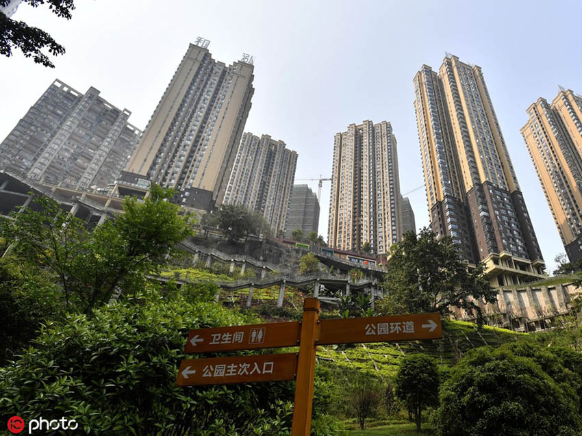 重慶の「壁にかかった公園」、落差70メートルの空中桟道を體験