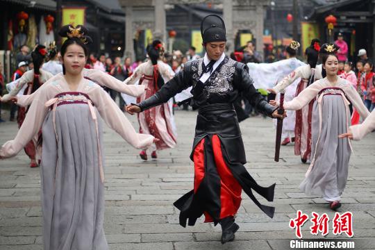 常州淹城で古代衣裝姿の美男美女がフラッシュモブ披露　江蘇省