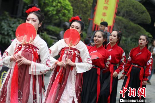 常州淹城で古代衣裝姿の美男美女がフラッシュモブ披露　江蘇省