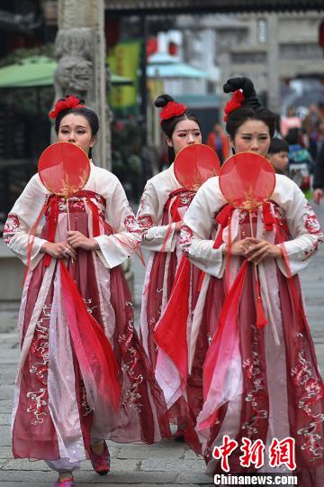 常州淹城で古代衣裝姿の美男美女がフラッシュモブ披露　江蘇省