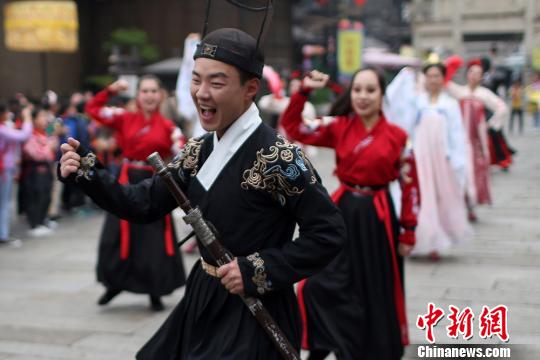 常州淹城で古代衣裝姿の美男美女がフラッシュモブ披露　江蘇省