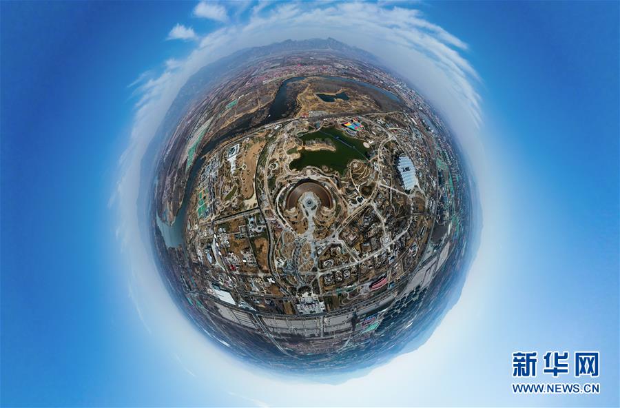 北京世園會會場を「小惑星」風(fēng)にコンピューターで作成した寫真。畫面の中心にある建物は中國館（3月26日ドローンによる撮影?王建華）。