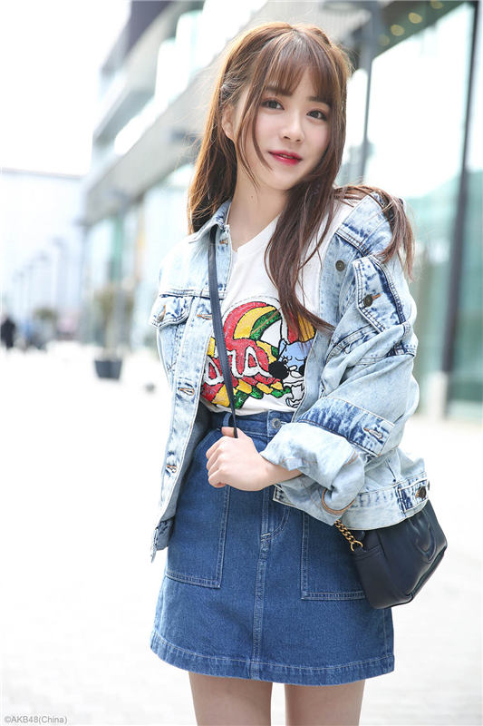 AKB48 TeamSHが春の日差しを浴びたストリートスナップを撮影