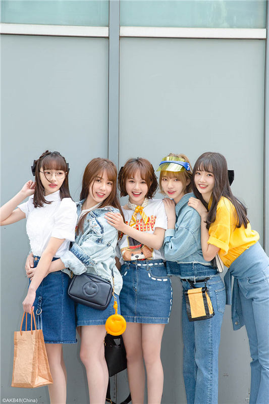 AKB48 TeamSHが春の日差しを浴びたストリートスナップを撮影