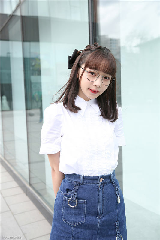 AKB48 TeamSHが春の日差しを浴びたストリートスナップを撮影