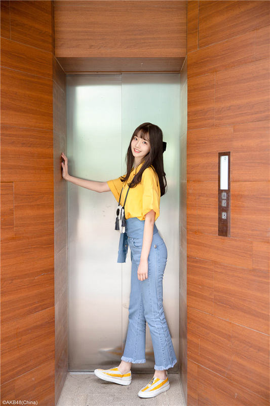 AKB48 TeamSHが春の日差しを浴びたストリートスナップを撮影