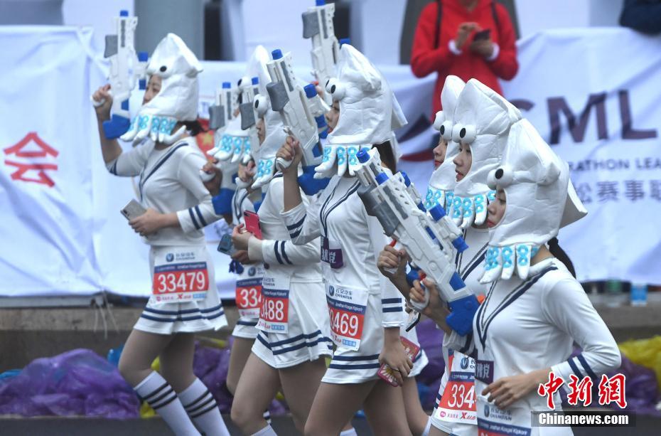 注目集めるコスプレランナー！重慶國際マラソン大會