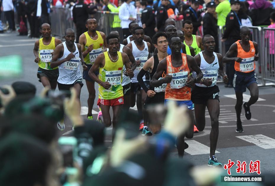 注目集めるコスプレランナー！重慶國(guó)際マラソン大會(huì)