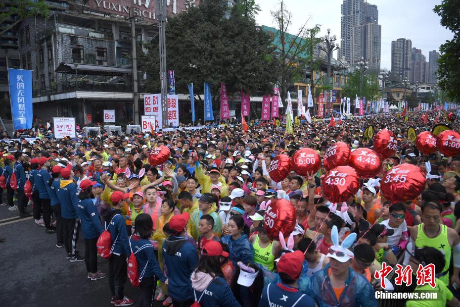注目集めるコスプレランナー！重慶國(guó)際マラソン大會(huì)