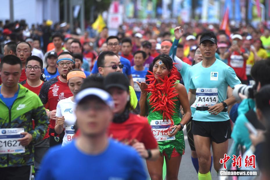 注目集めるコスプレランナー！重慶國(guó)際マラソン大會(huì)