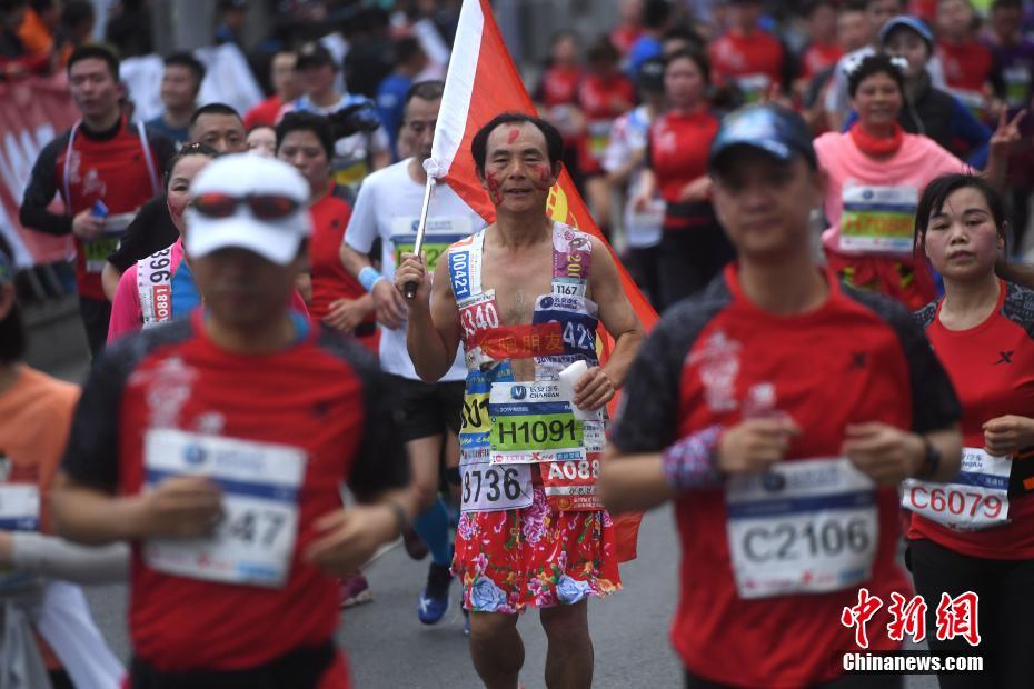 注目集めるコスプレランナー！重慶國際マラソン大會