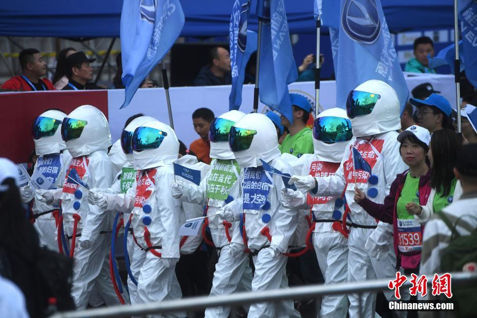 注目集めるコスプレランナー！重慶國(guó)際マラソン大會(huì)