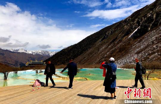 黃龍景勝地が閉鎖式保護(hù)期間終え、4ヶ月ぶりに開園　四川省