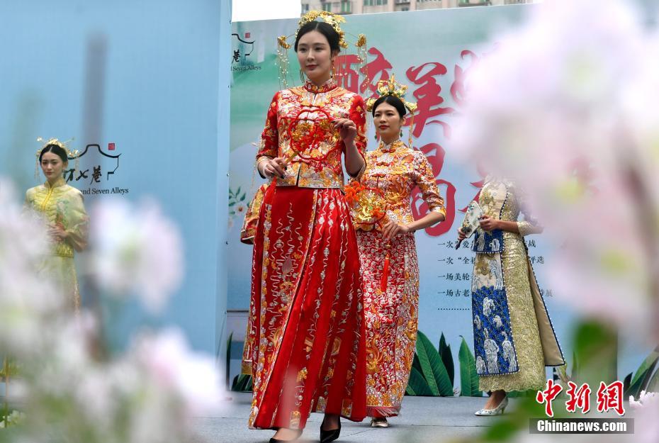 中國(guó)の伝統(tǒng)的な花嫁衣裳ファッションショー　福建省