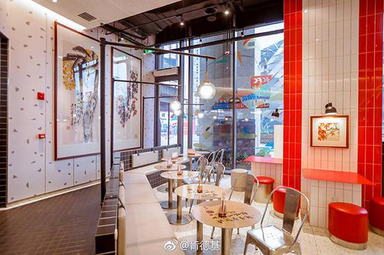 杜甫草堂テーマのKFCの店舗內(nèi)部の様子。