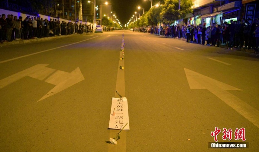 涼山森林火災犠牲者の遺體が西昌に到著、市民が追悼　四川省