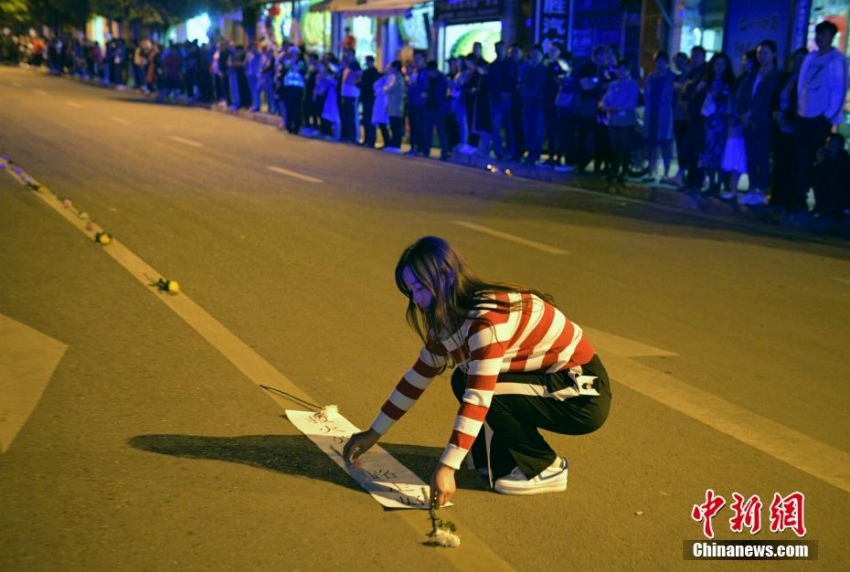 涼山森林火災(zāi)犠牲者の遺體が西昌に到著、市民が追悼　四川省