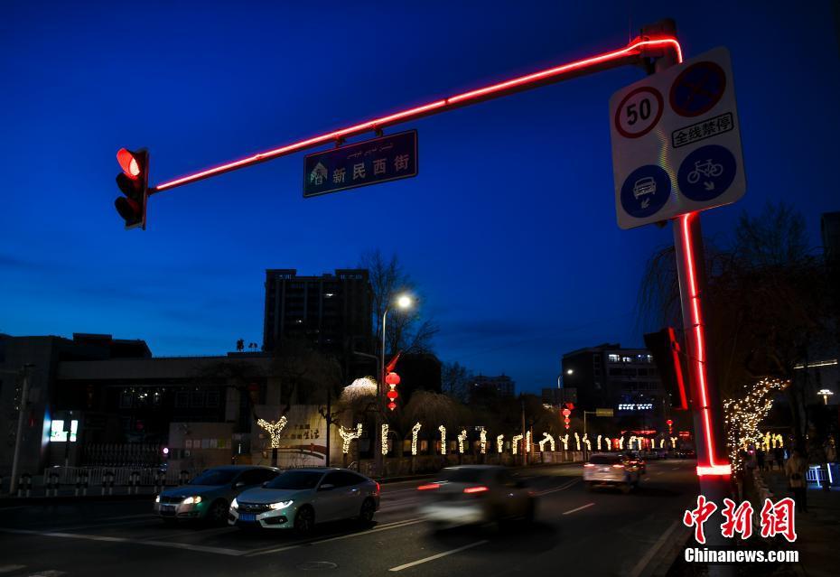 ウルムチの街に登場(chǎng)した新型信號(hào)機(jī)（撮影?劉新）。