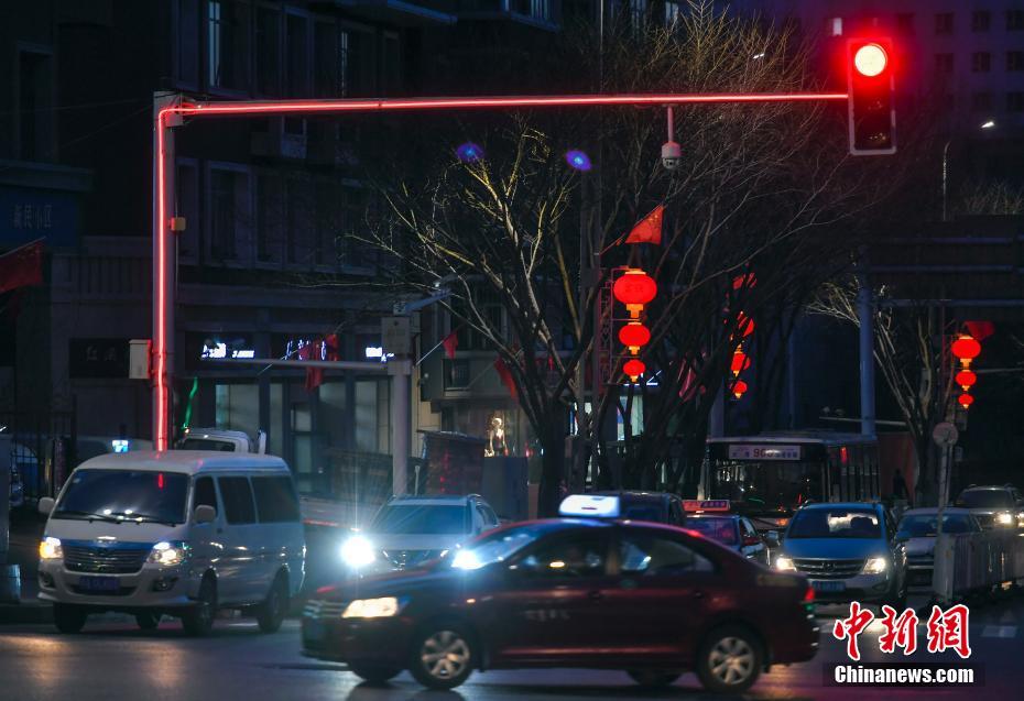 ウルムチの街に登場した新型信號(hào)機(jī)　新疆