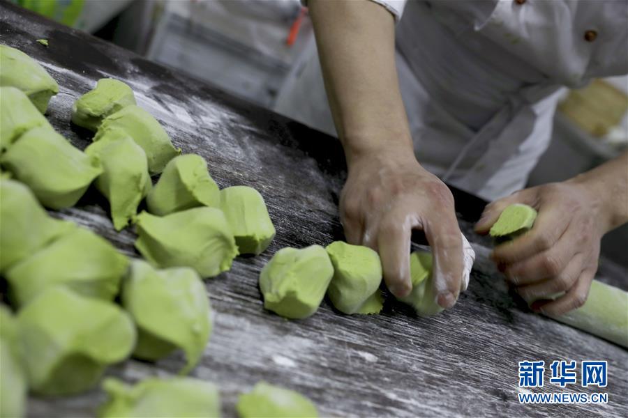 とどまることを知らない「青団」人気、上海老舗の人気商品に迫る