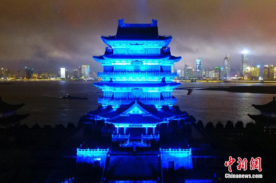 世界自閉癥啓発デーに滕王閣が青色にライトアップ