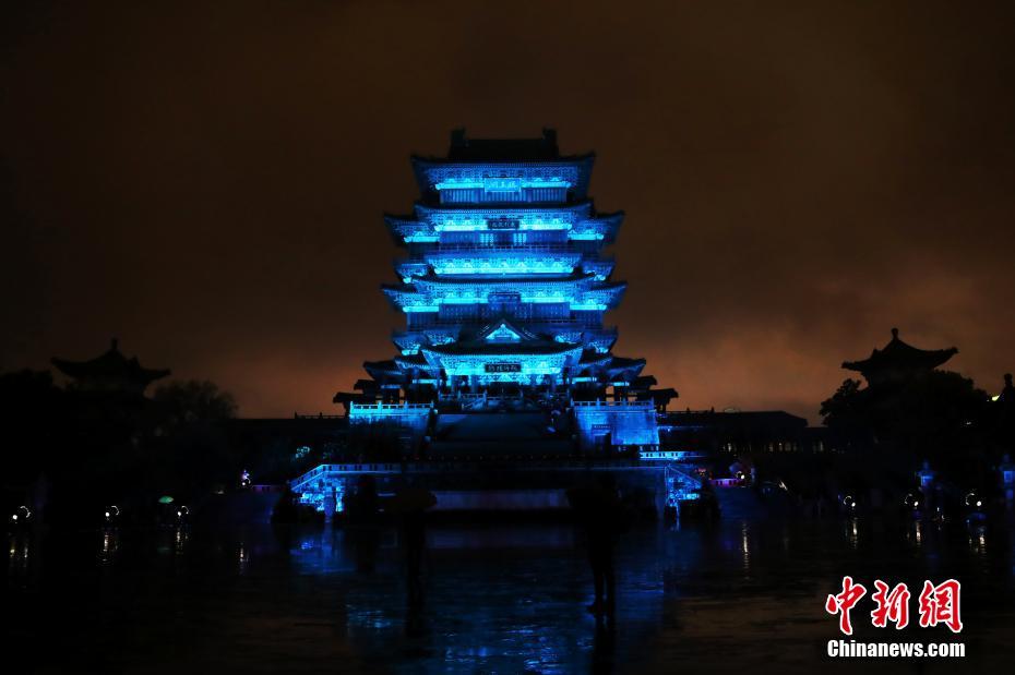 世界自閉癥啓発デーに滕王閣が青色にライトアップ