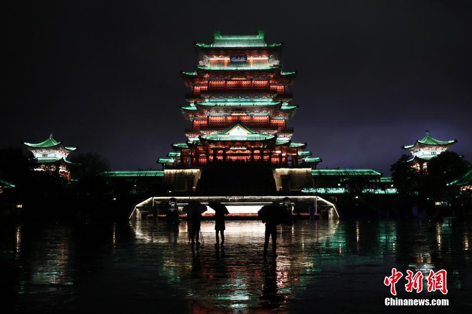 世界自閉癥啓発デーに滕王閣が青色にライトアップ