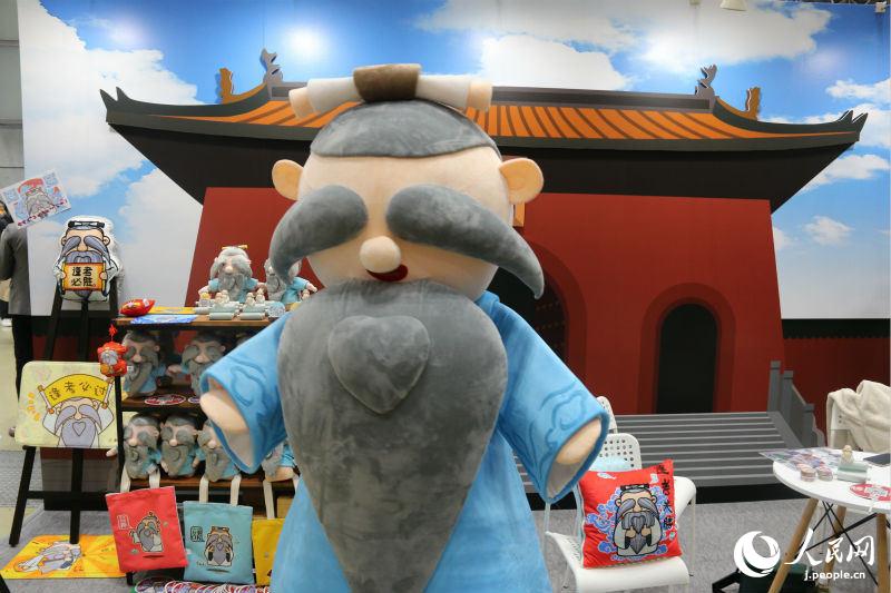 日本に初出展した孔子のキャラクター「孔子爺や」（撮影?木村雄太）。