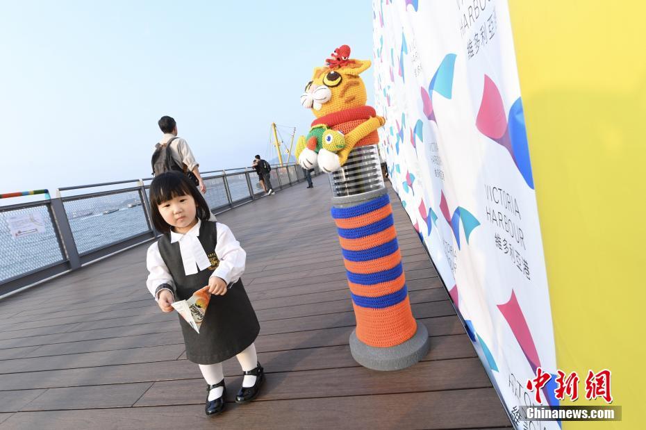毛糸アートが香港西環(huán)海浜長(zhǎng)廊を彩る　香港地區(qū)