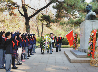 清明節(jié)に烈士を偲び、愛(ài)國(guó)精神を継承