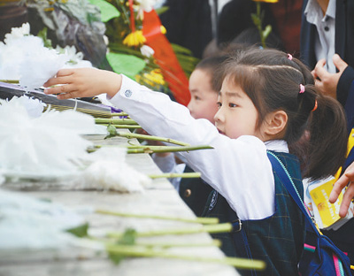清明節(jié)に烈士を偲び、愛國精神を継承