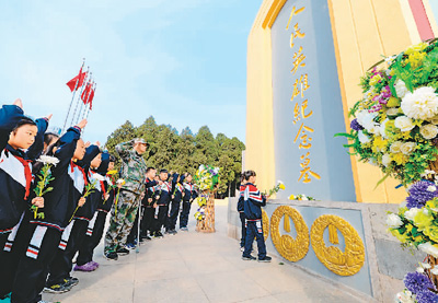 清明節(jié)に烈士を偲び、愛國精神を継承