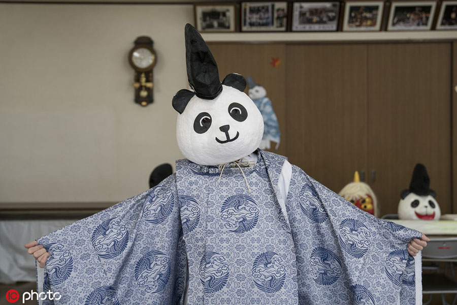 パンダに扮した宮司（寫真著作権は東方ICが所有のため転載禁止）。