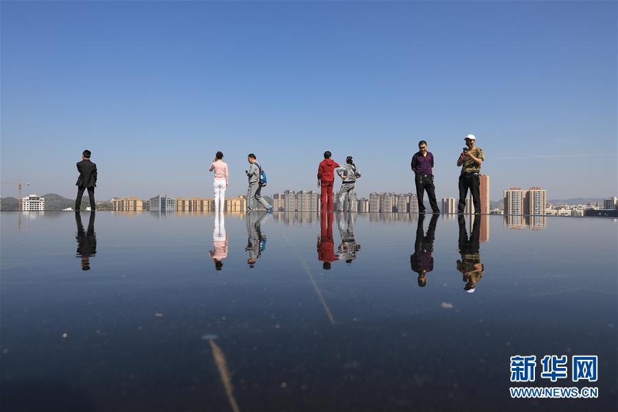 観光スポットの「天空の鏡」で記念撮影をする人々（撮影?劉続）。