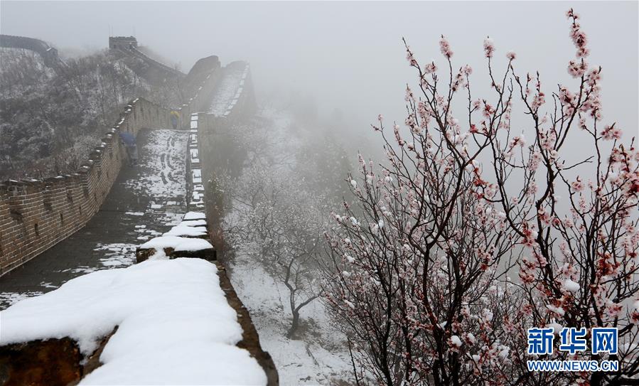 長(zhǎng)城を覆った春の雪　北京