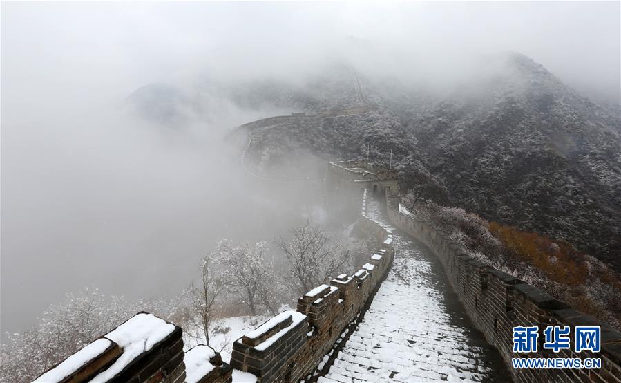 長城を覆った春の雪　北京